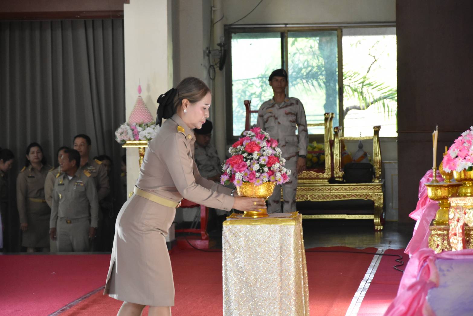 ร่วมพิธีถวายราชสักการะฯ วางพานพุ่มดอกไม้ พระบา�
